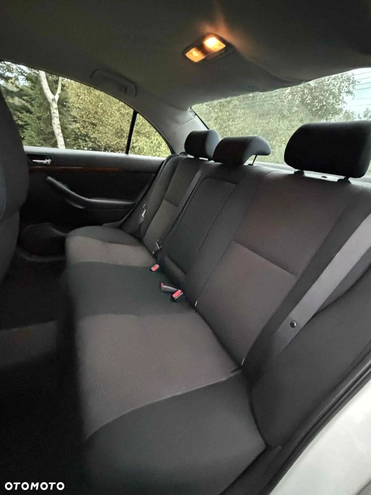 Toyota Avensis - 14