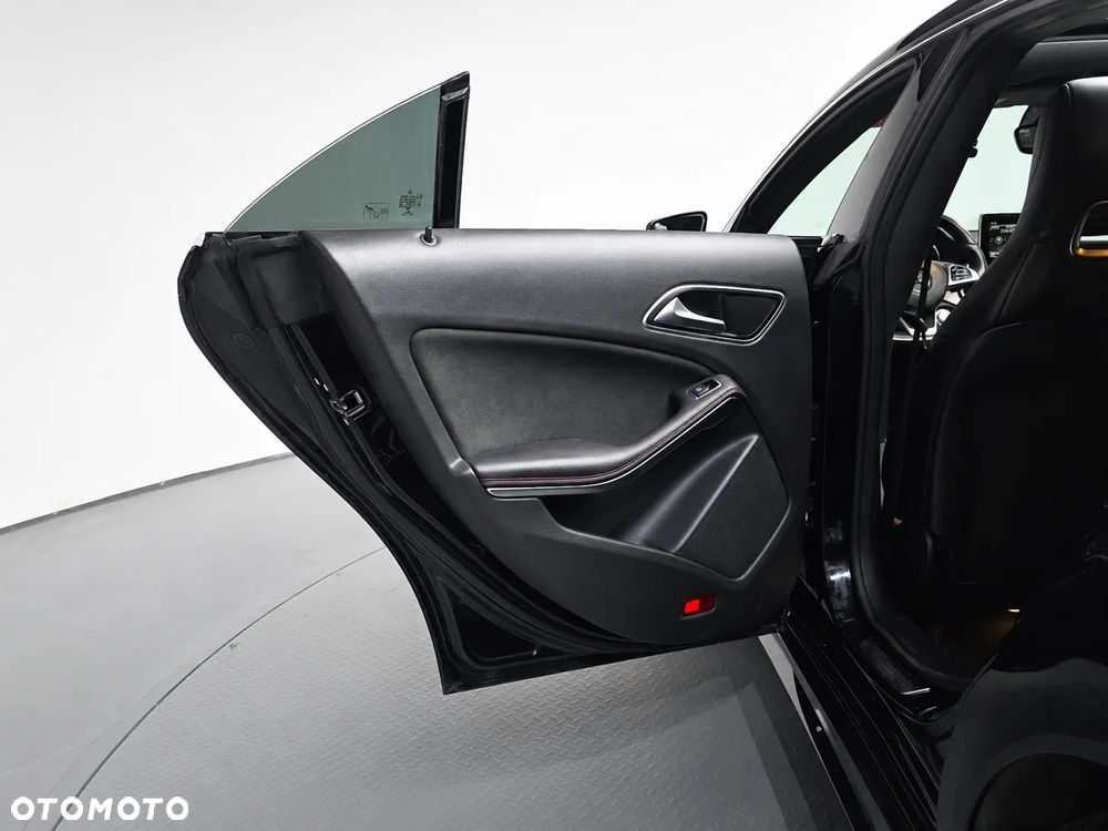 Mercedes-Benz CLA 220 4Matic 7G-DCT AMG Line - 11