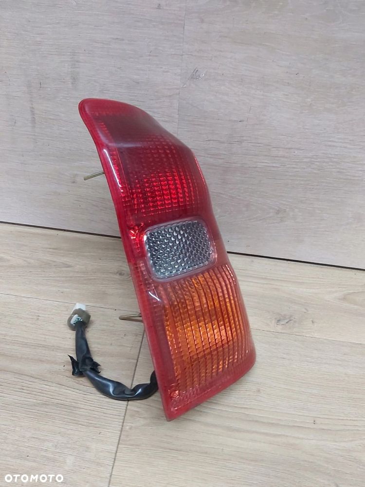 Toyota Rav4 II XA20 lampa prawy tył 01-03 r - 3