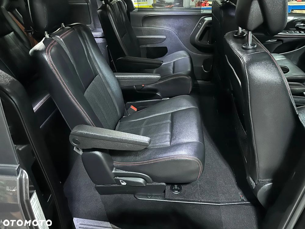 Dodge Grand Caravan 3.6 R/T - 21