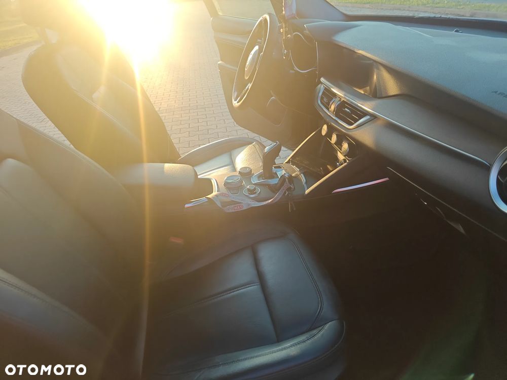Alfa Romeo Stelvio 2.0 Turbo 16V AT8-Q4 Ti - 23