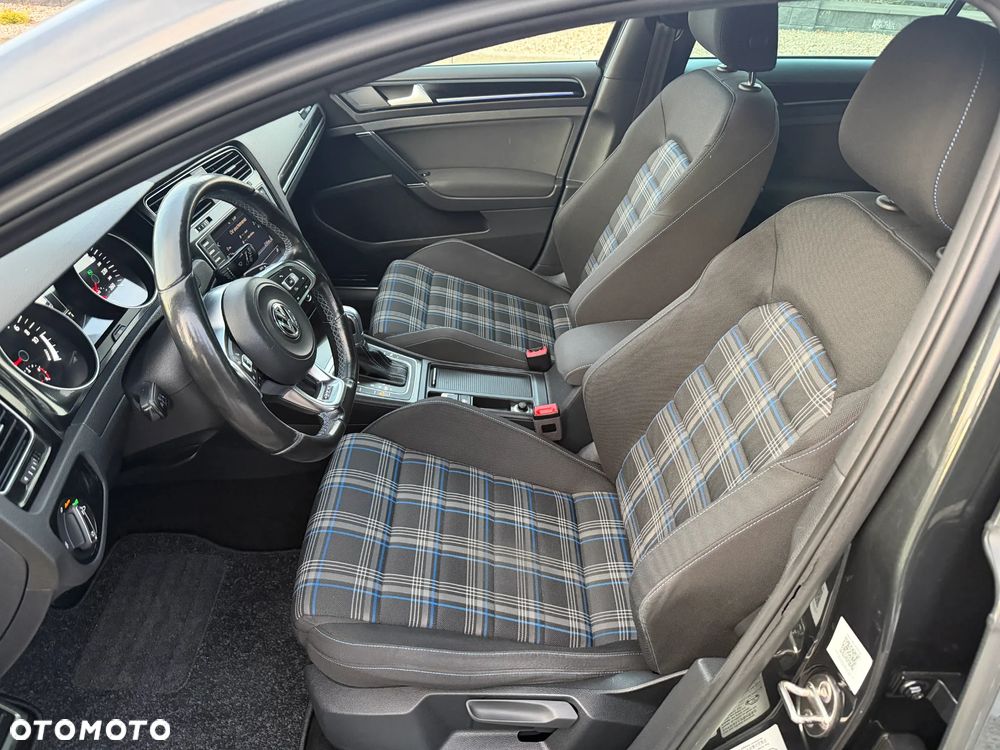 Volkswagen Golf - 11