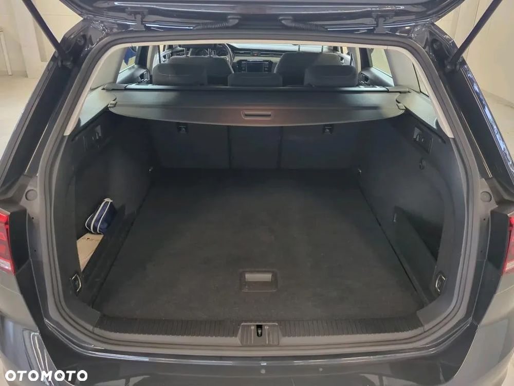 Volkswagen Passat - 12