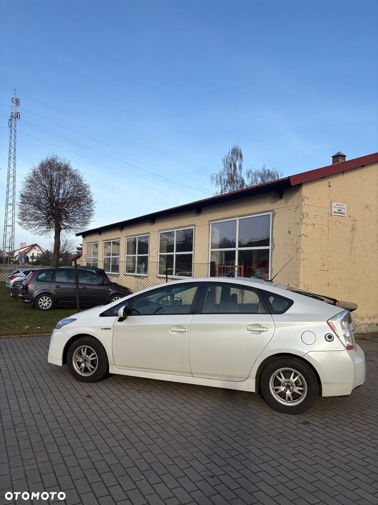 Toyota Prius (Hybrid) - 11