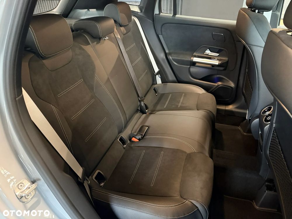 Mercedes-Benz GLA - 32