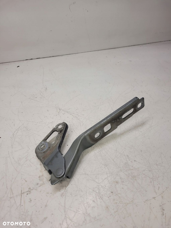 ZAWIAS MASKI LEWY AUDI Q7 4L 4L0823301