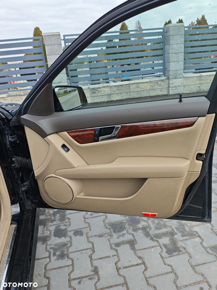 Mercedes-Benz Klasa C 300 4Matic 7G-TRONIC - 28