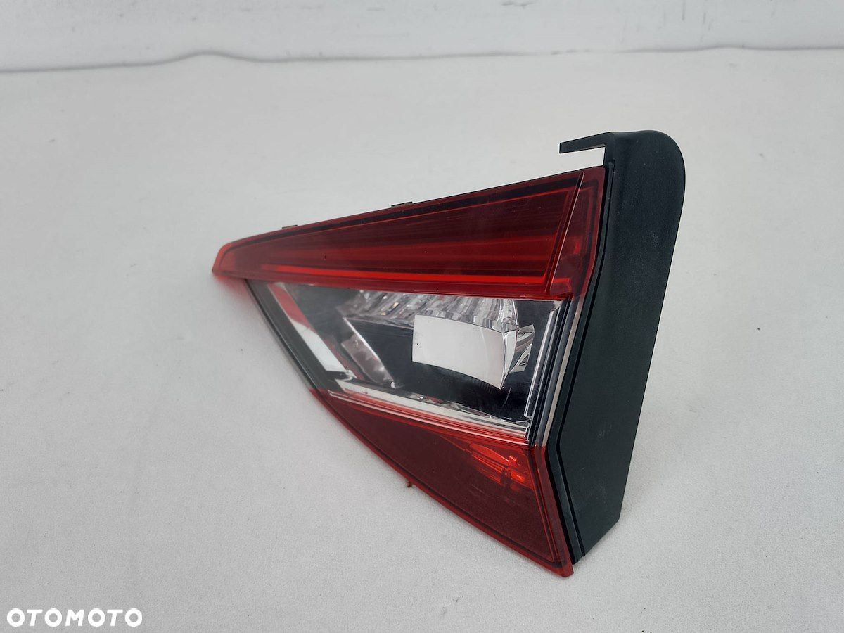 LAMPA TYLNA PRAWA W KLAPE SKODA SUPERB III KOMBI - 5