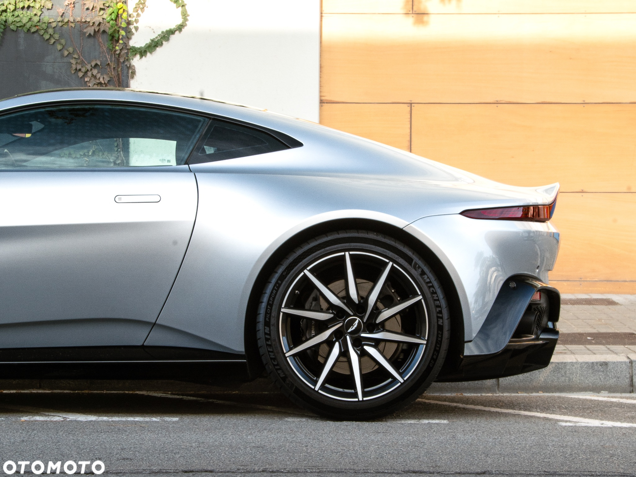 Aston Martin Vantage - 32