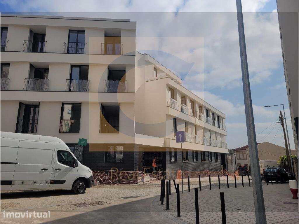LOCALIZAÇÃO PRIVILEGIADA junto ao Hospital de São João - Escrituras a - Grande imagem: 2/11