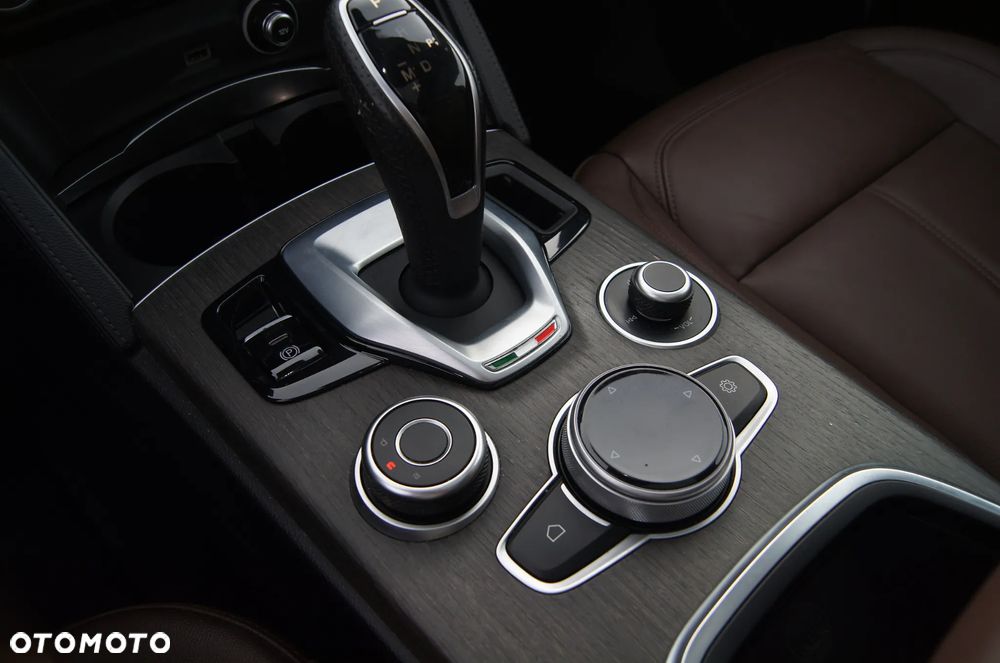 Alfa Romeo Stelvio 2.0 Turbo 16V AT8-Q4 Ti - 31