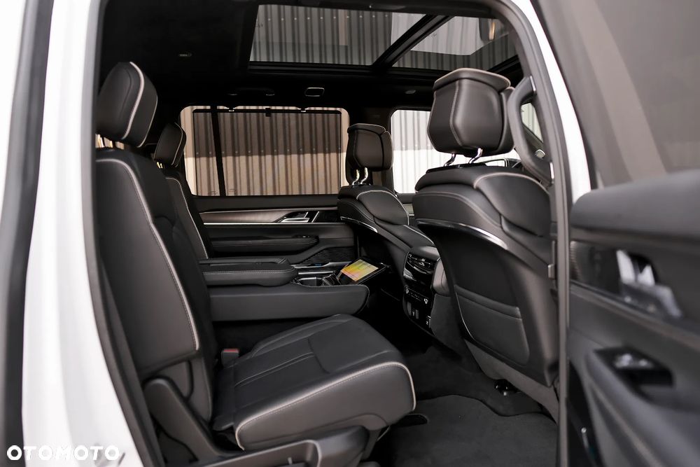 Jeep Grand Wagoneer - 29