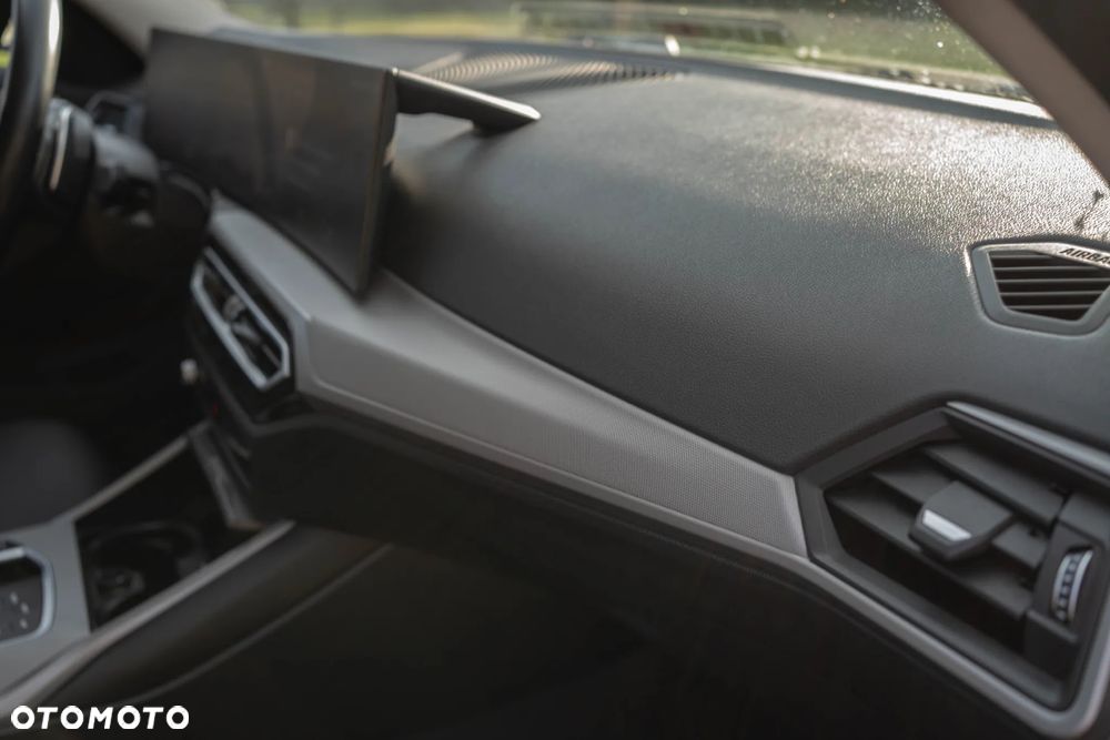 BMW Seria 3 330i xDrive - 11