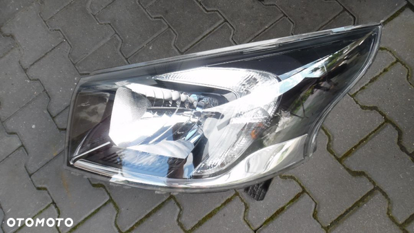 Lampa lewa przód Opel Vivaro III Trafic 2014r.