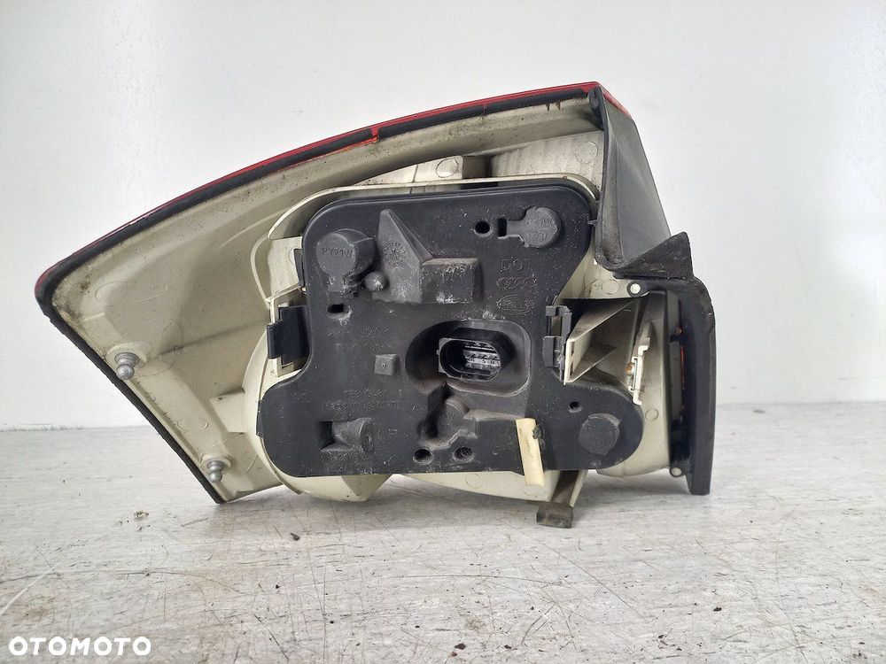 LAMPA TYLNA PRAWA AUDI A4 B6  11 A467 TYC SEDAN - 4