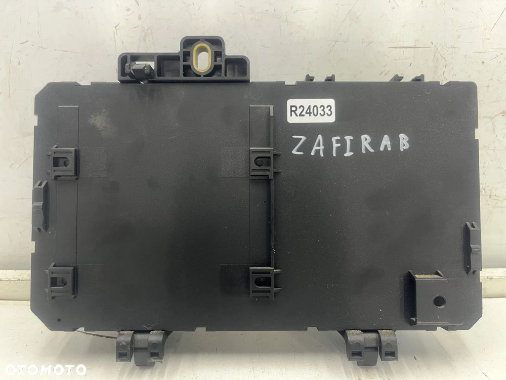 Skrzynka bezpieczników Opel Zafira B 05-14r. 13206759 moduł BSI - 2
