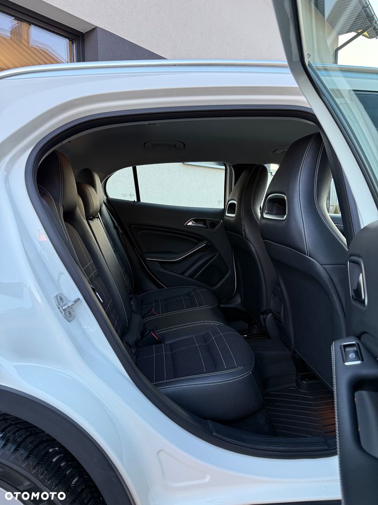 Mercedes-Benz GLA 200 7G-DCT - 15