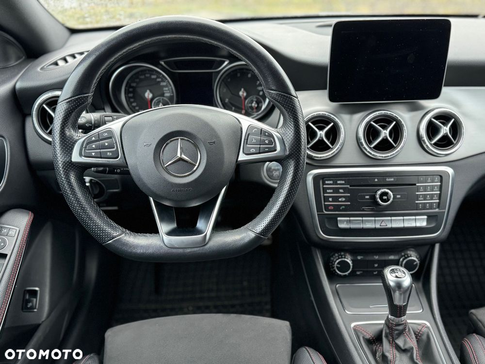 Mercedes-Benz CLA 180 AMG Line - 33