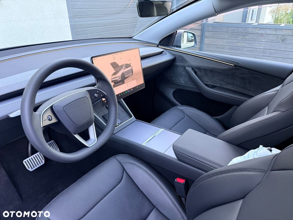 Tesla Model Y Long Range AWD - 16