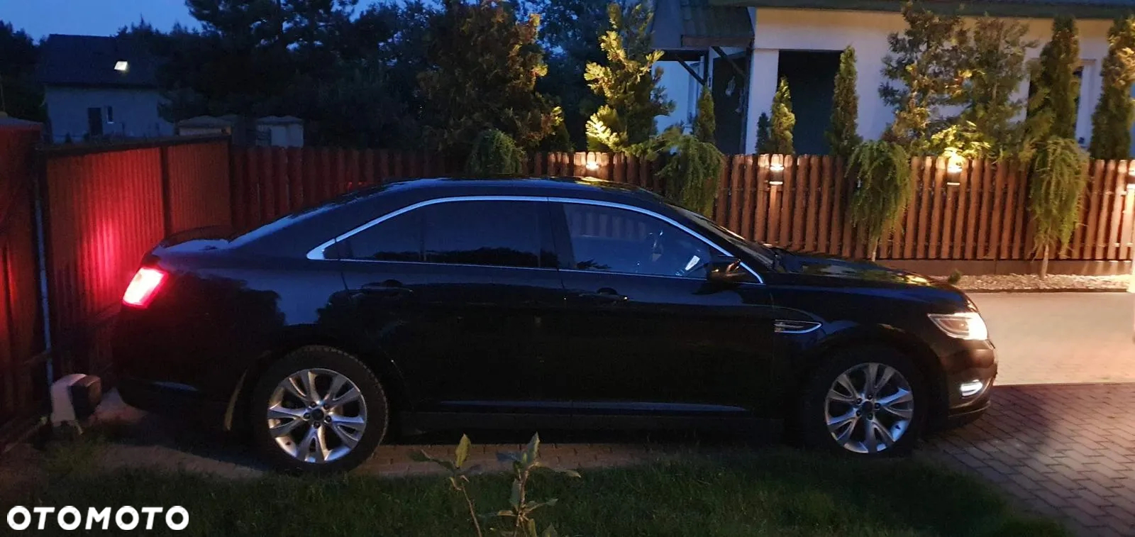 Ford Taurus - 3