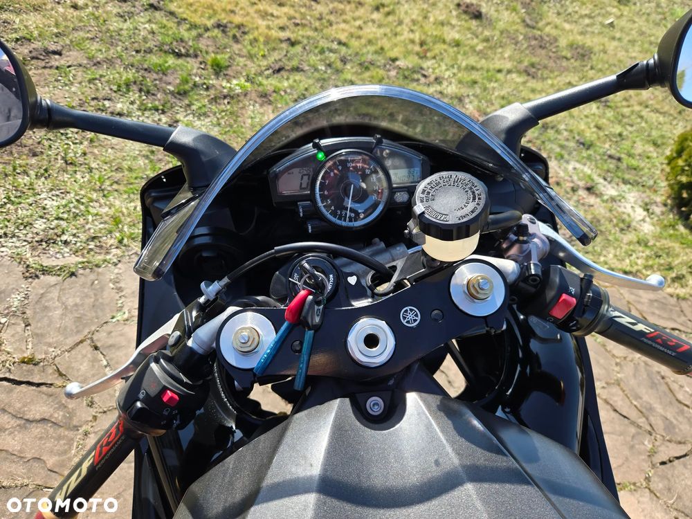 Yamaha R1 - 11