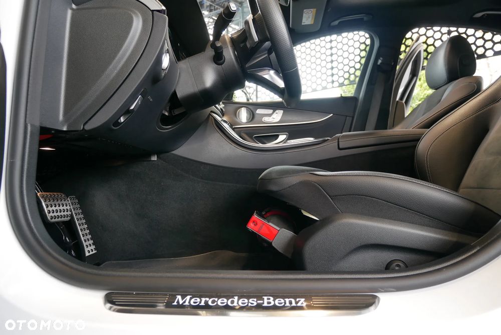 Mercedes-Benz Klasa E 220 d 4Matic 9G-TRONIC AMG Line - 23