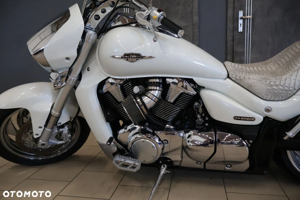 Suzuki Intruder - 24