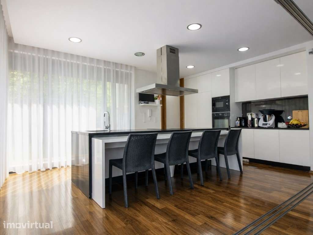 Moradia T4 com 4 frentes e jardim privado com árvores espaço e lumi... - Grande imagem: 2/30