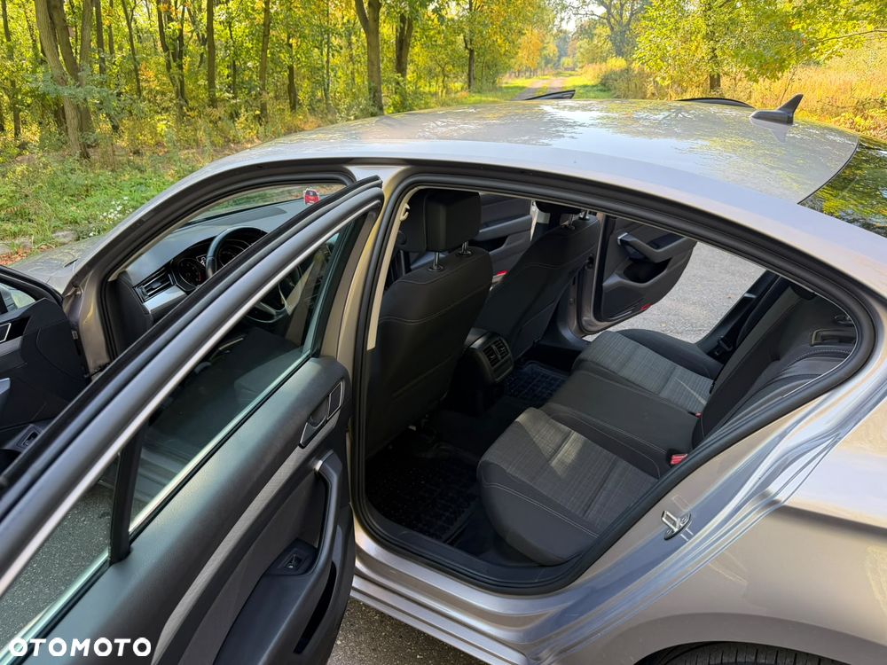 Volkswagen Passat - 12