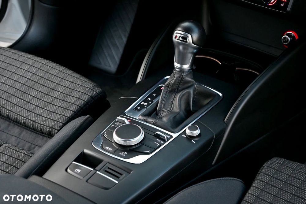 Audi A3 Sportback 2.0 TDI (clean diesel) quattro S tronic S line Sportpaket - 26