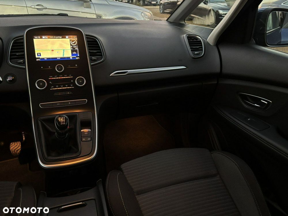Renault Grand Scenic - 21