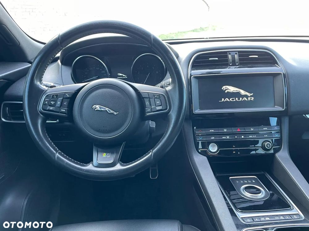 Jaguar F-Pace 25t AWD Prestige - 28