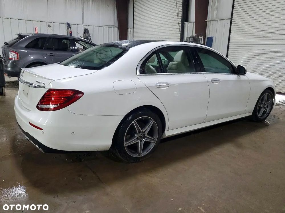 Mercedes-Benz Klasa E 300 9G-TRONIC Exclusive - 4