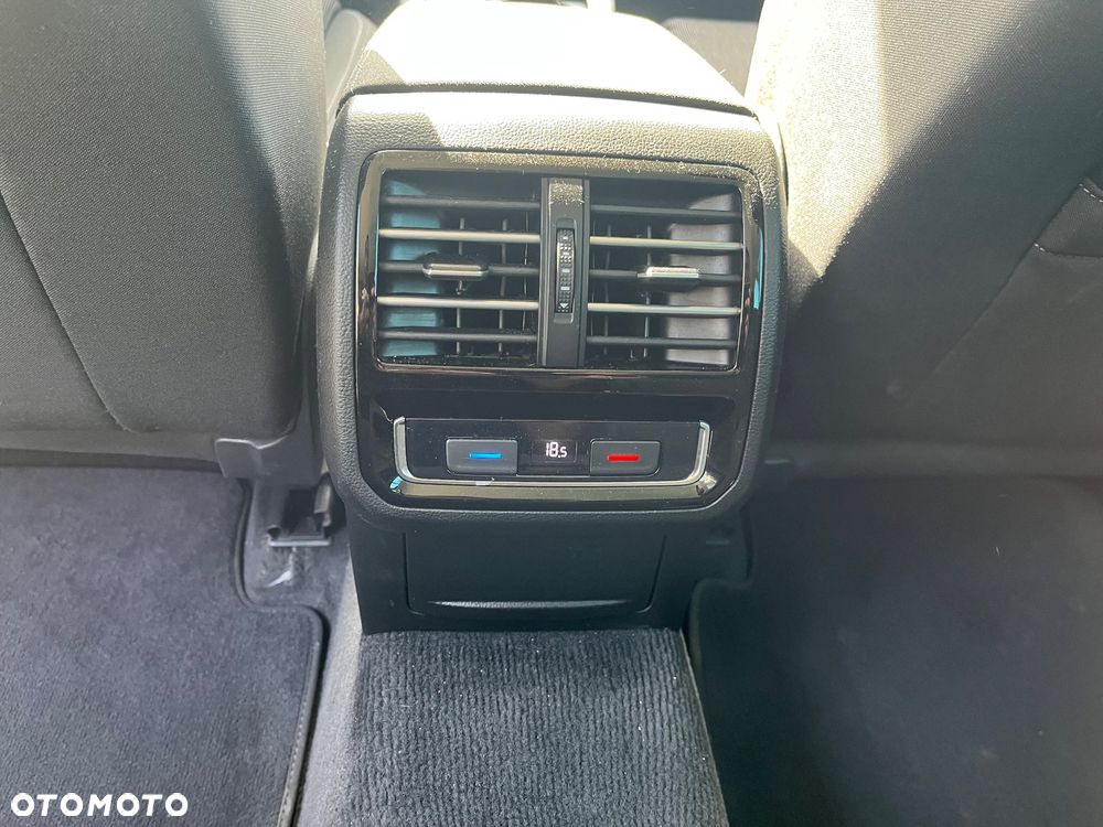 Volkswagen Passat 2.0 TDI Elegance DSG - 9