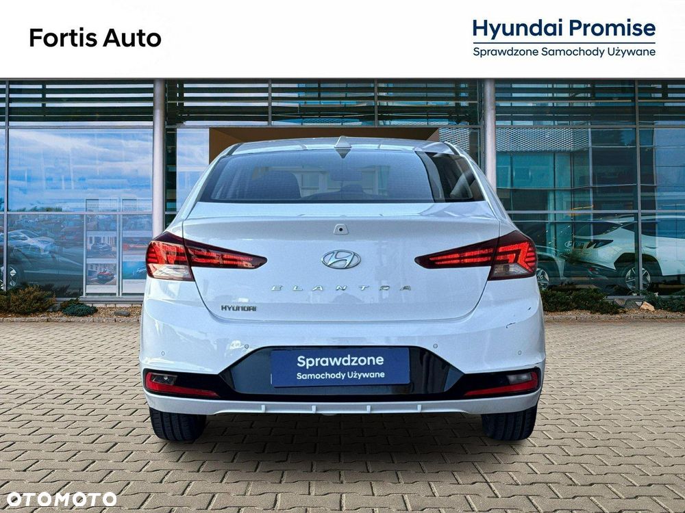 Hyundai Elantra 1.6 Comfort Premiere - 4