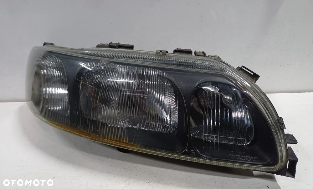 Lampa prawy przod volvo s60 I v70 II europa - 2