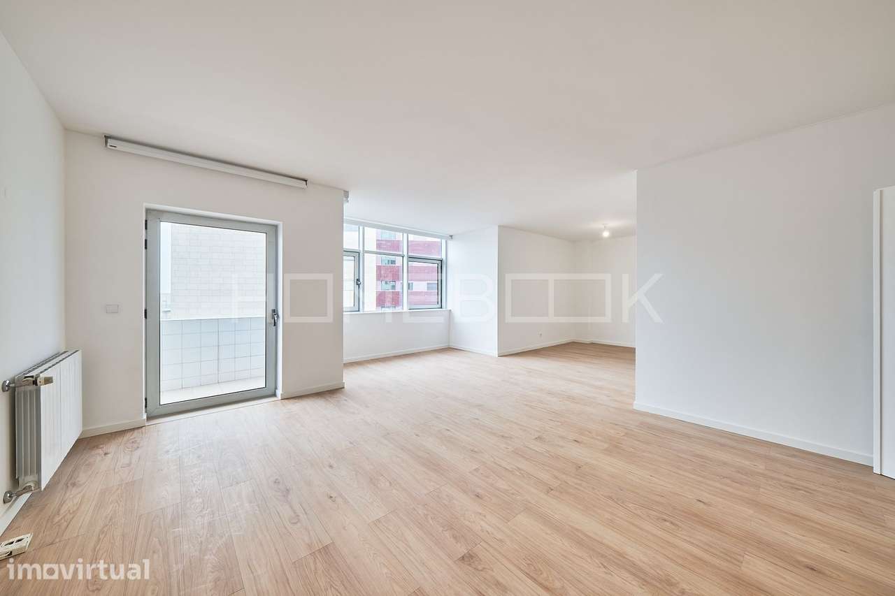 T3 Remodelado com Vista Rio e 2 Lugares de Garagem - Grande imagem: 4/23