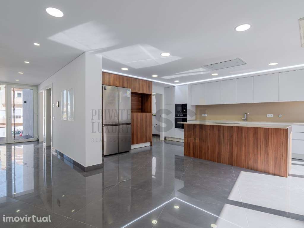 Moradia independente Luxo T5 com garagem e piscina em Lagos - Grande imagem: 2/60