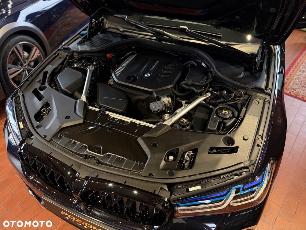 BMW Seria 5 518d mHEV - 13