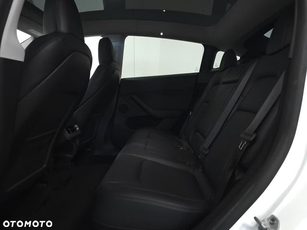 Tesla Model Y Long Range AWD - 4