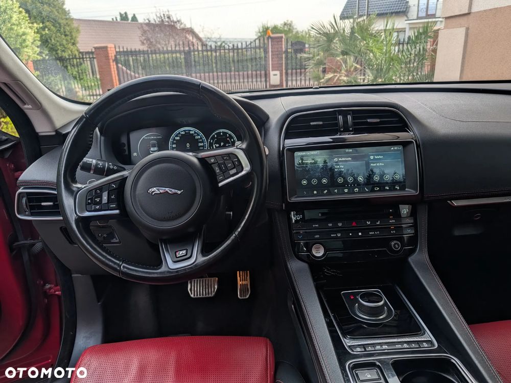 Jaguar F-Pace 30t AWD R-Sport - 8