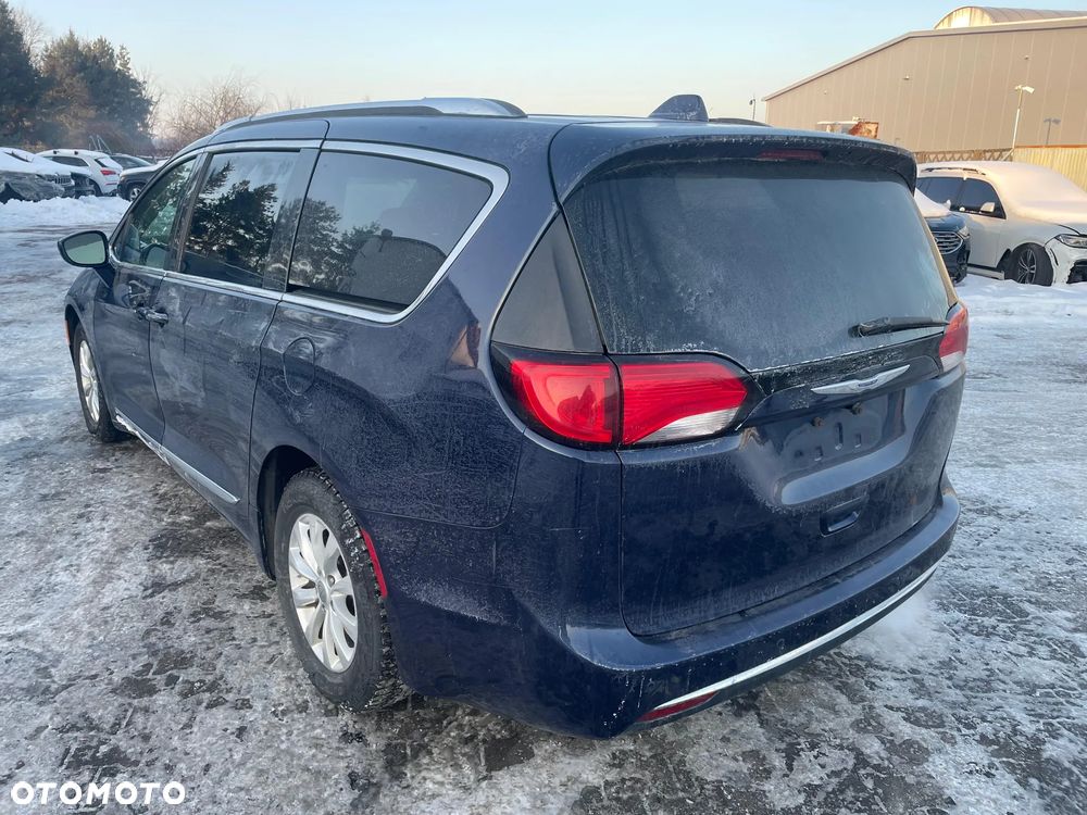 Chrysler Pacifica - 4