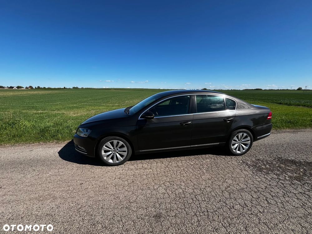 Volkswagen Passat - 1