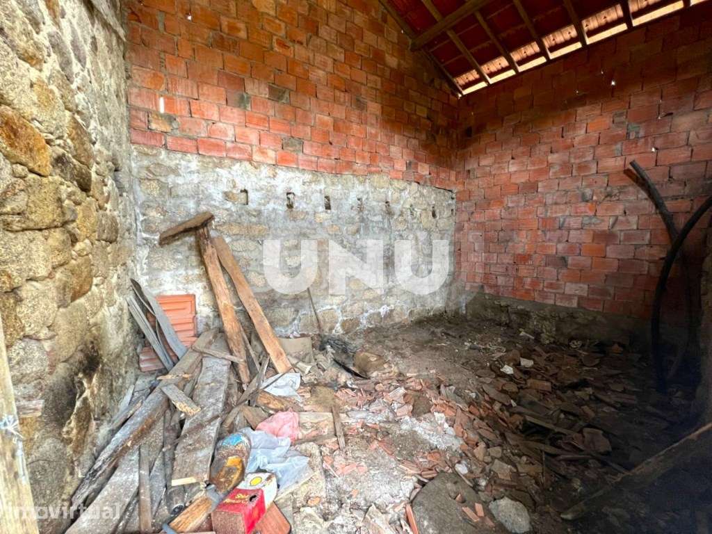 Moradia em Banda T1 - Para Reconstrução Total - Grande imagem: 5/10