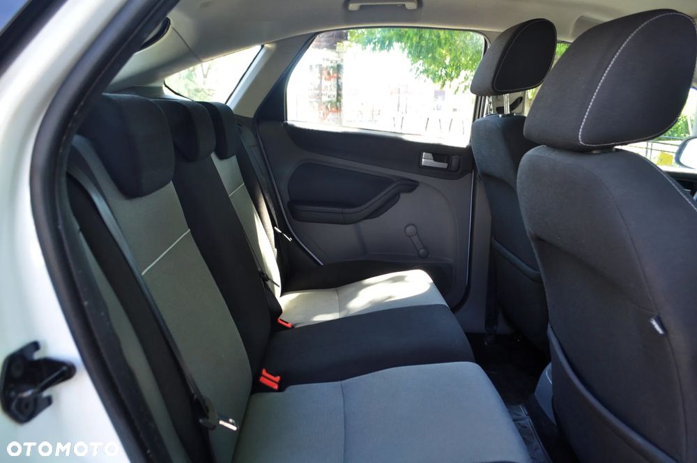 Ford Focus 1.6 16V Style+ - 10