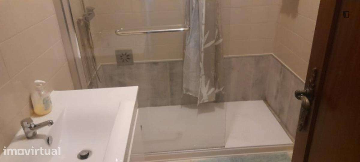 Quarto - localizado em Lordelo do Ouro Porto - Grande imagem: 5/6