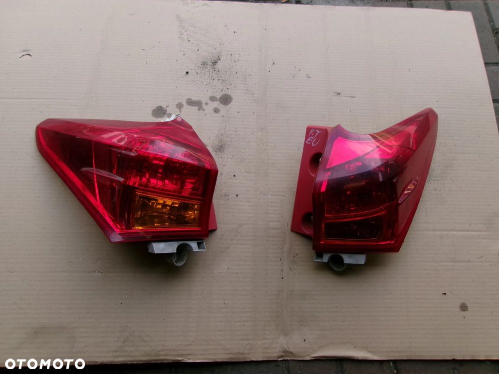 LAMPA TYŁ PRAWA LEWA ZEW. TOYOTA AURIS II 13-15  KOMBI - 1