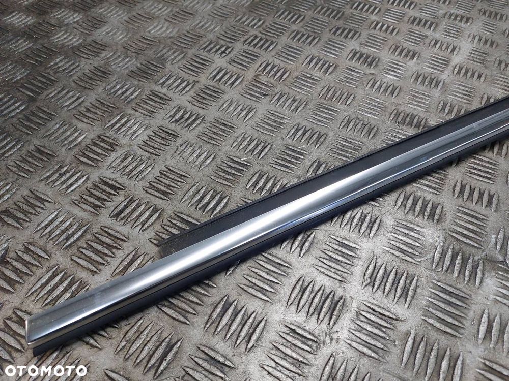 LISTWA ZGARNIAJĄCA DRZWI LEWY PRZÓD AUDI A4 B8 8K0853283J - 2