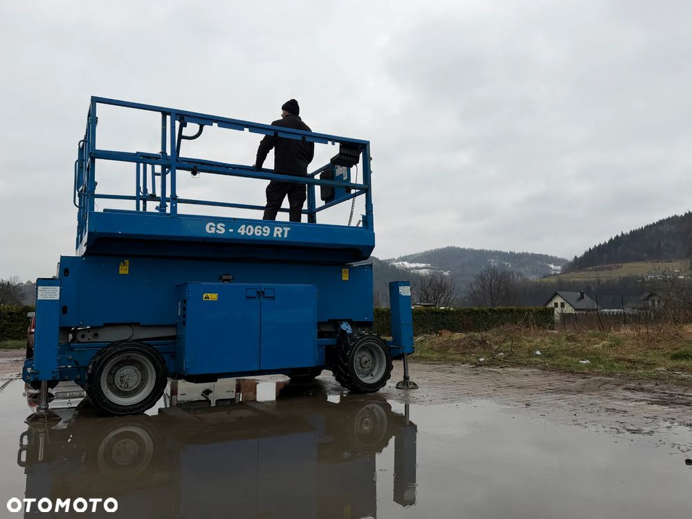 Genie Zwyżka Terenowa GS-4069RT Podnośnik Nożycowy Dźwig 14,5 metra jak Nowa z salonu! 960 mtg. 2013 rok, Pochodzi z Norweskiego urzędu Komuny. Zadbana! 4x4 Silnik Kubota. Zero Luzów i wycieków. Aktualne Serwisy DEKRA BMWT. Wysuwany Balkon. Sterowana z dołu i góry. Okazja Tanio !! Dokumentacja! Bez DPF, adBLUE - 2