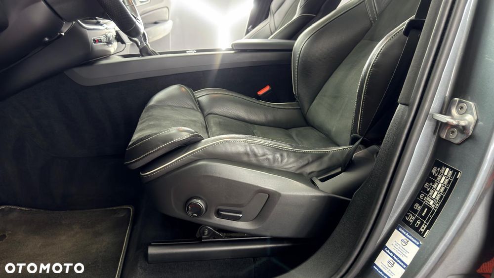 Volvo XC 60 D4 R-Design - 23
